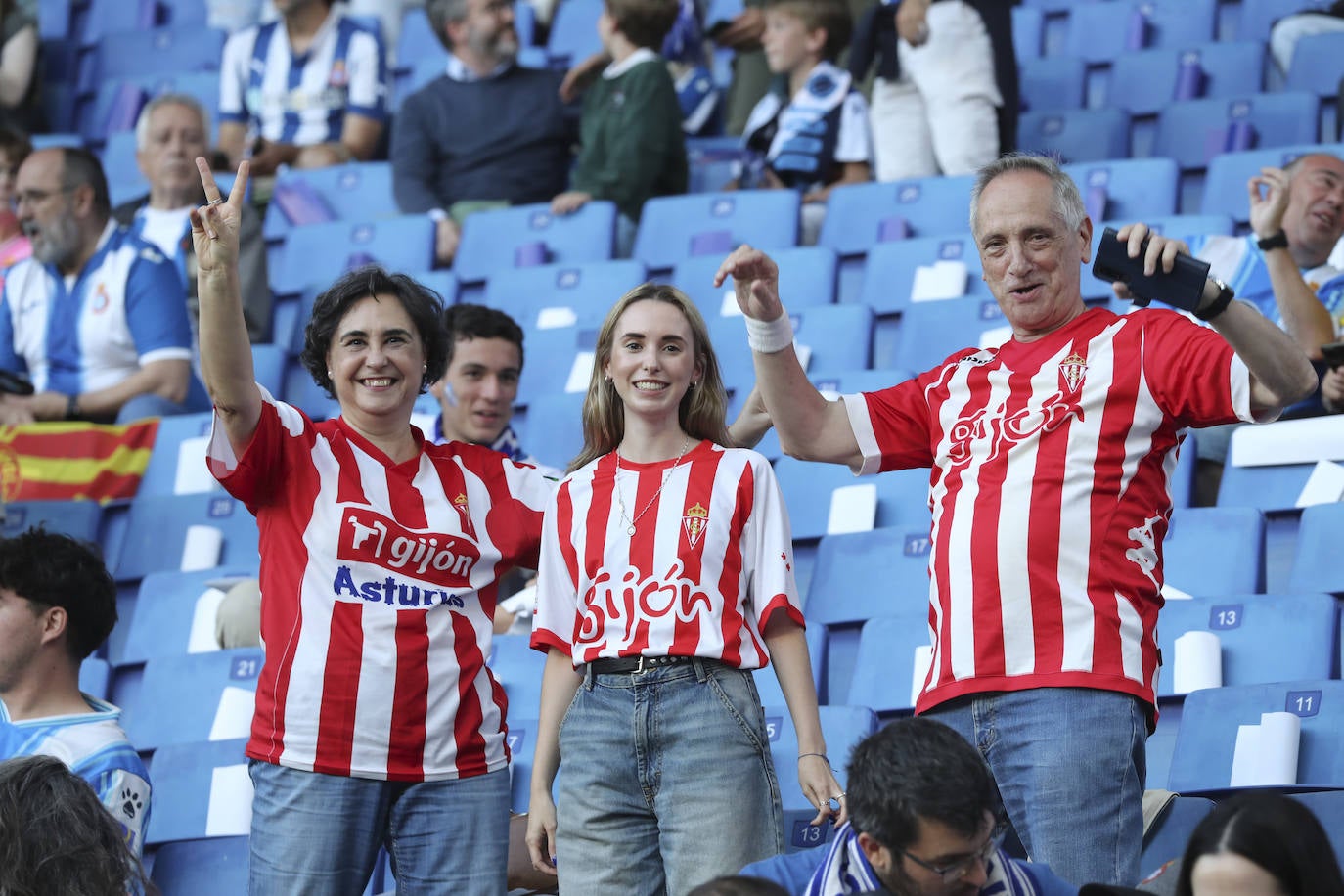 La grada rojiblanca se traslada a Cornellá: los ánimos de la afición del Sporting