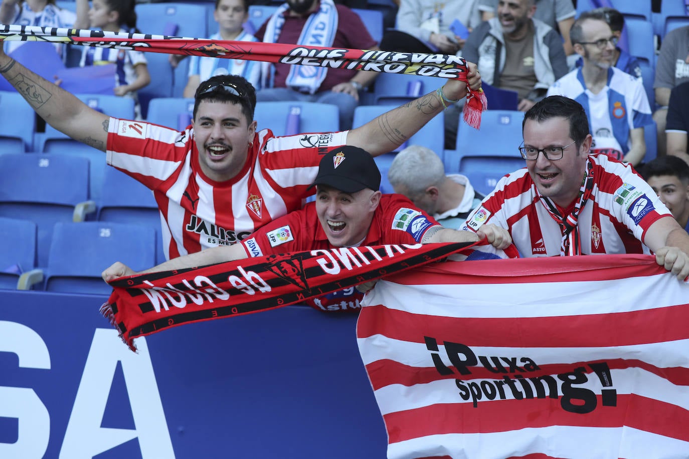 La grada rojiblanca se traslada a Cornellá: los ánimos de la afición del Sporting