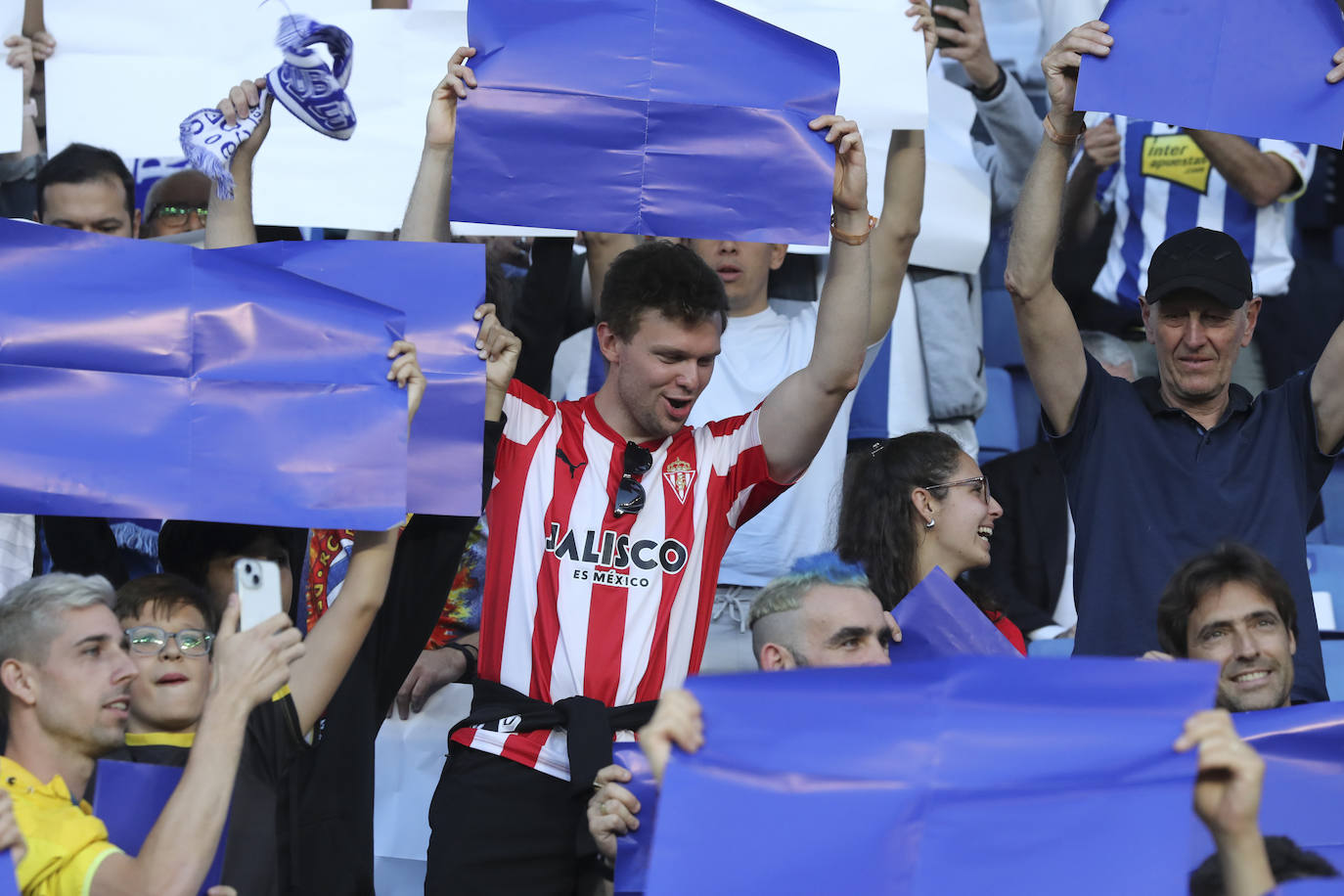 La grada rojiblanca se traslada a Cornellá: los ánimos de la afición del Sporting