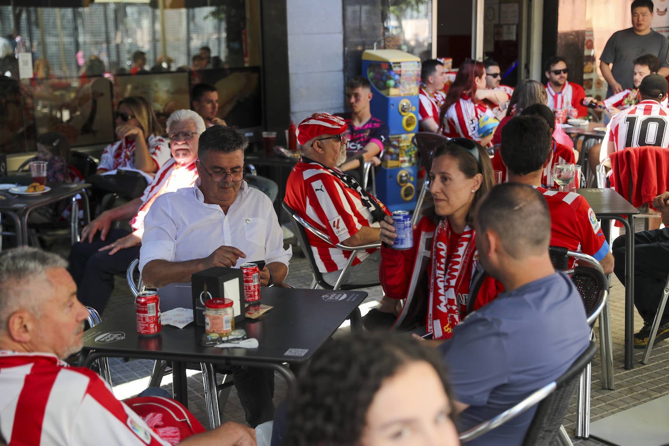 La grada rojiblanca se traslada a Cornellá: los ánimos de la afición del Sporting