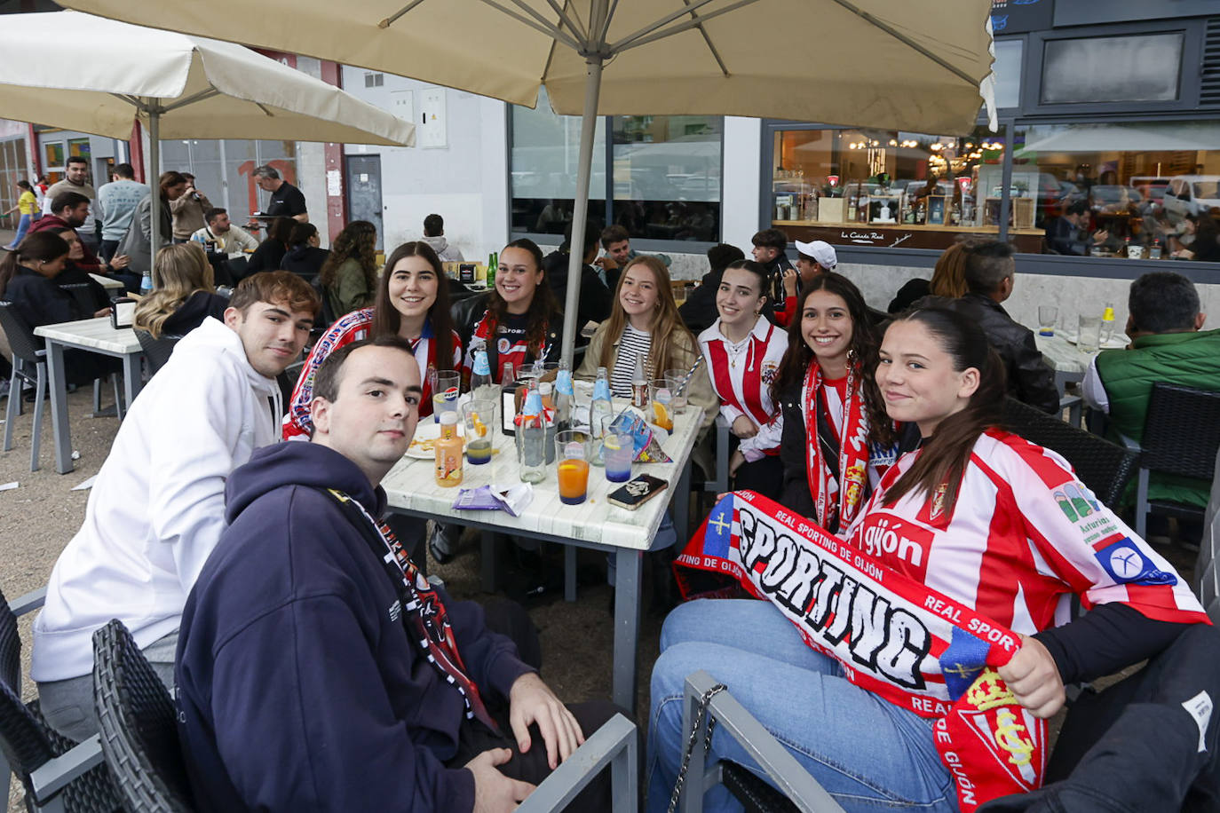 Nervios, tensión y tristeza: así se vivió el partido Espanyol - Sporting de Gijón en los aledaños de El Molinón