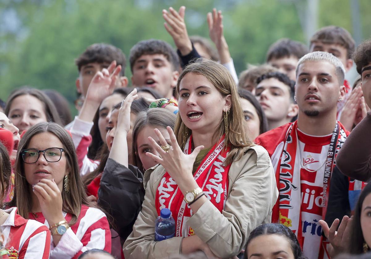 Nervios, tensión y tristeza: así se vivió el partido Espanyol - Sporting de Gijón en los aledaños de El Molinón