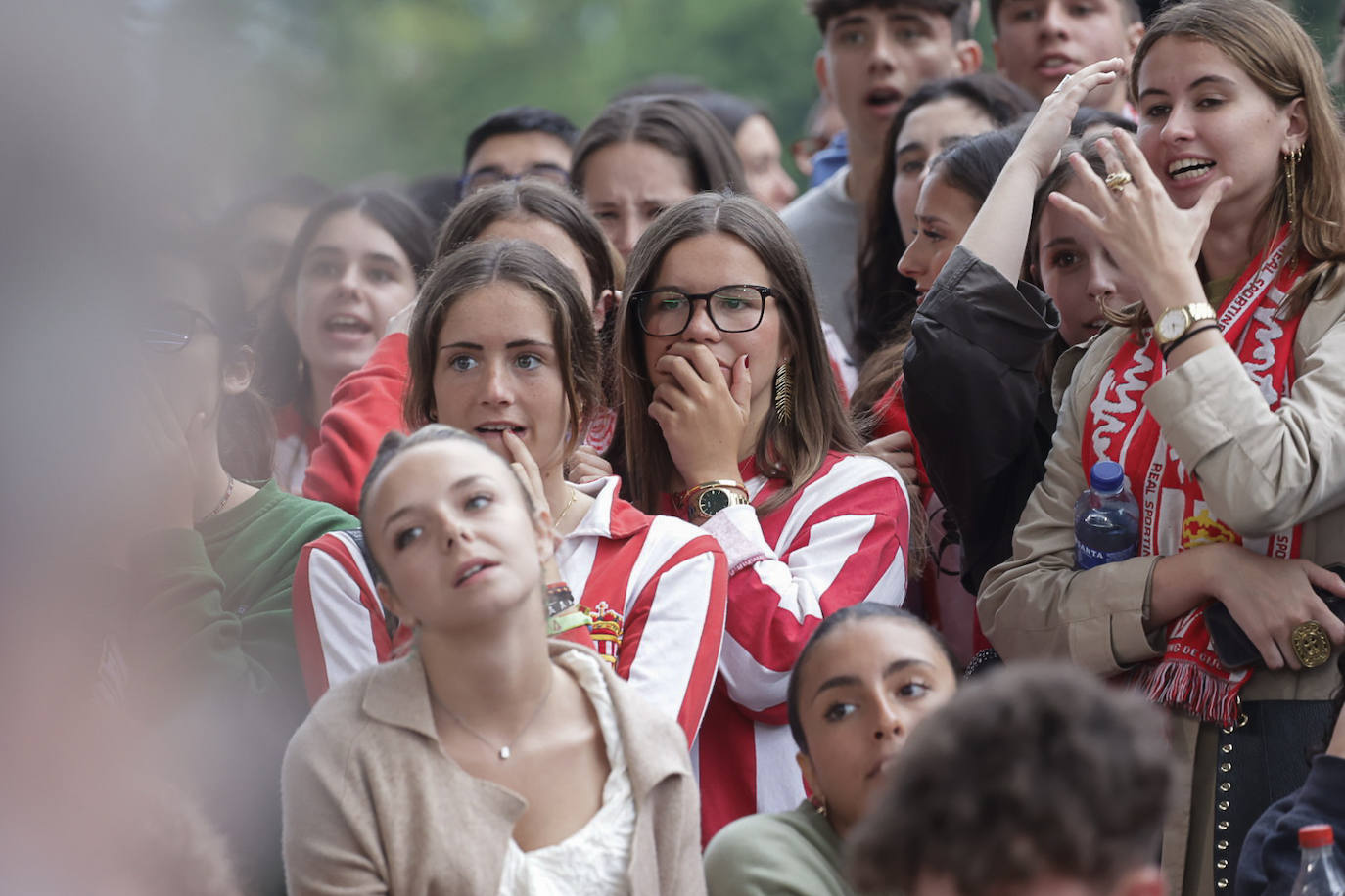 Nervios, tensión y tristeza: así se vivió el partido Espanyol - Sporting de Gijón en los aledaños de El Molinón