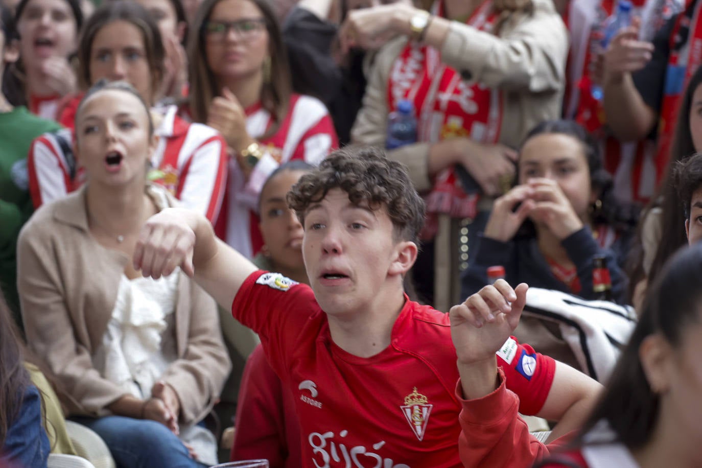 Nervios, tensión y tristeza: así se vivió el partido Espanyol - Sporting de Gijón en los aledaños de El Molinón