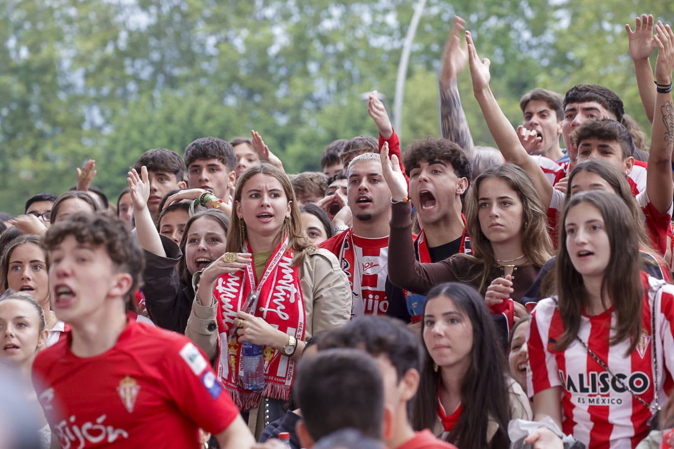 Nervios, tensión y tristeza: así se vivió el partido Espanyol - Sporting de Gijón en los aledaños de El Molinón