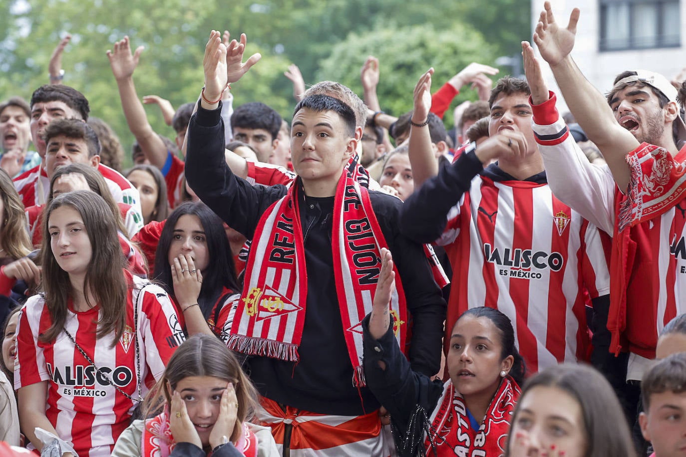 Nervios, tensión y tristeza: así se vivió el partido Espanyol - Sporting de Gijón en los aledaños de El Molinón