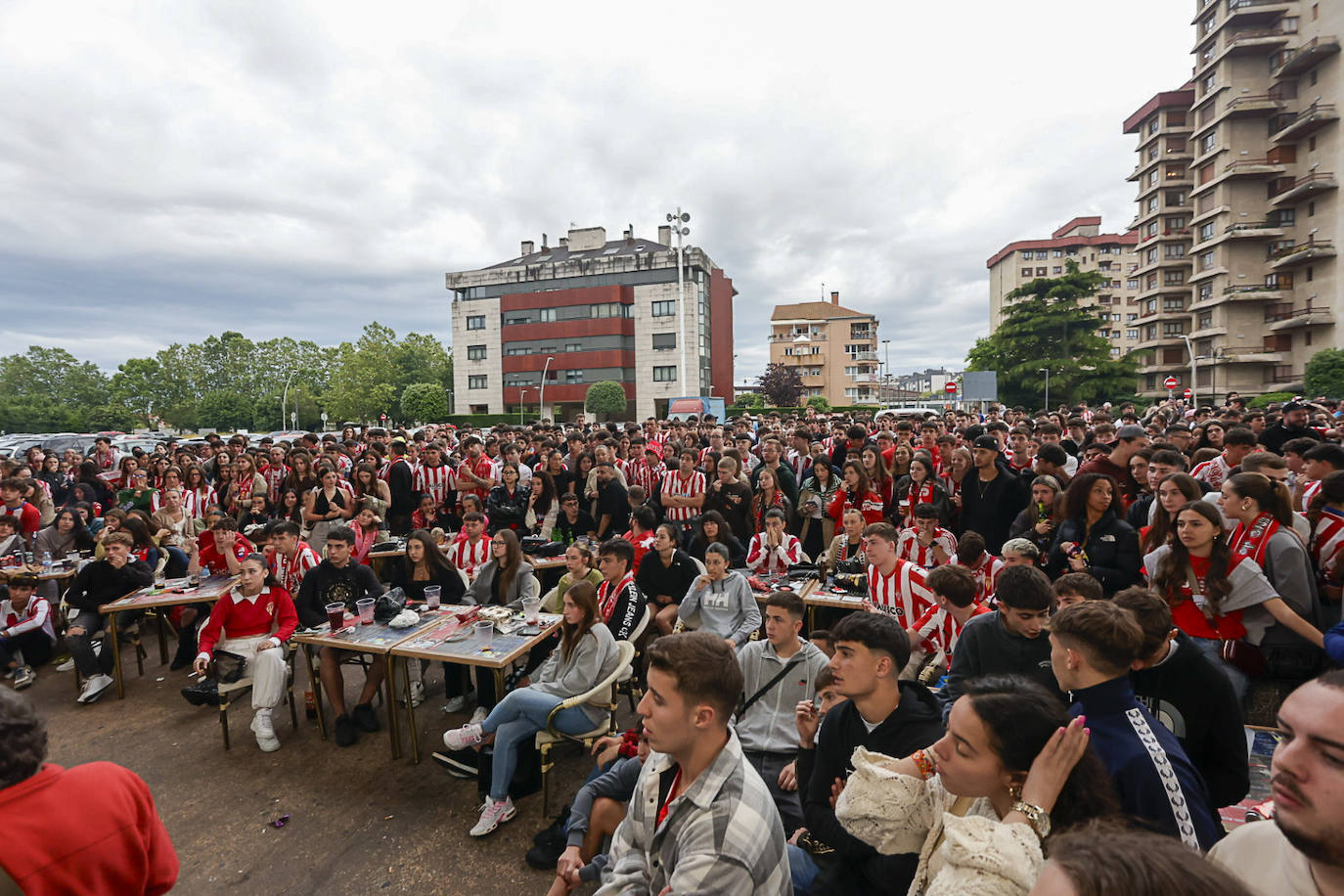 Nervios, tensión y tristeza: así se vivió el partido Espanyol - Sporting de Gijón en los aledaños de El Molinón