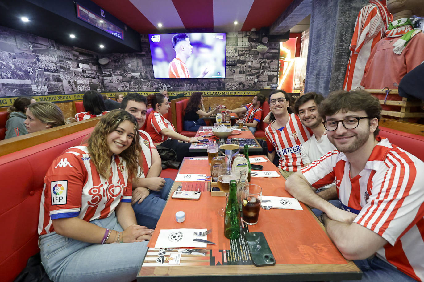 Nervios, tensión y tristeza: así se vivió el partido Espanyol - Sporting de Gijón en los aledaños de El Molinón