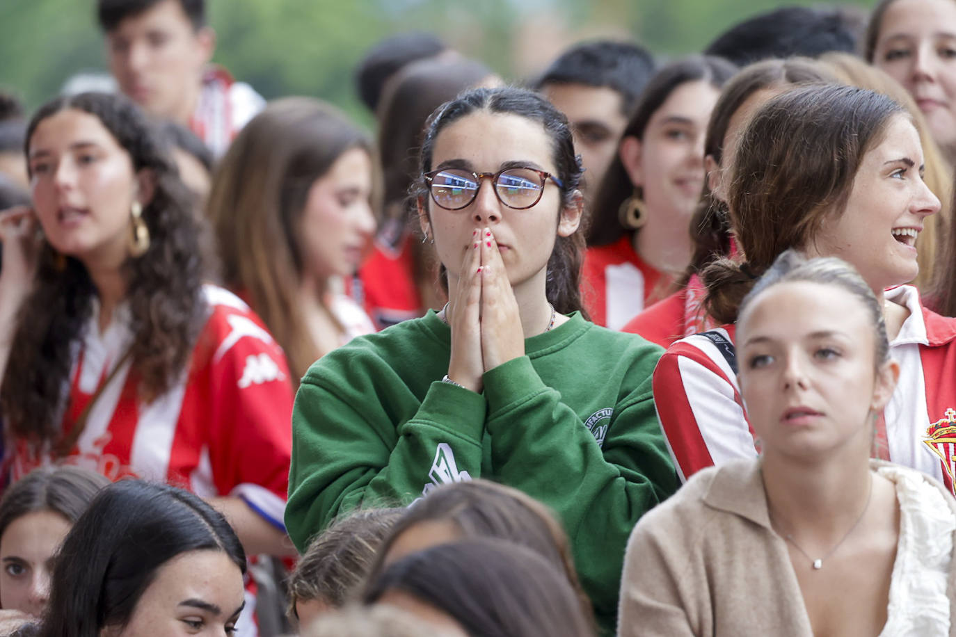 Nervios, tensión y tristeza: así se vivió el partido Espanyol - Sporting de Gijón en los aledaños de El Molinón