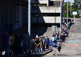 Imagen del recibiemiento al Oviedo de la afición esta madrugada tras su victoria ante el Eibar en Ipurúa.