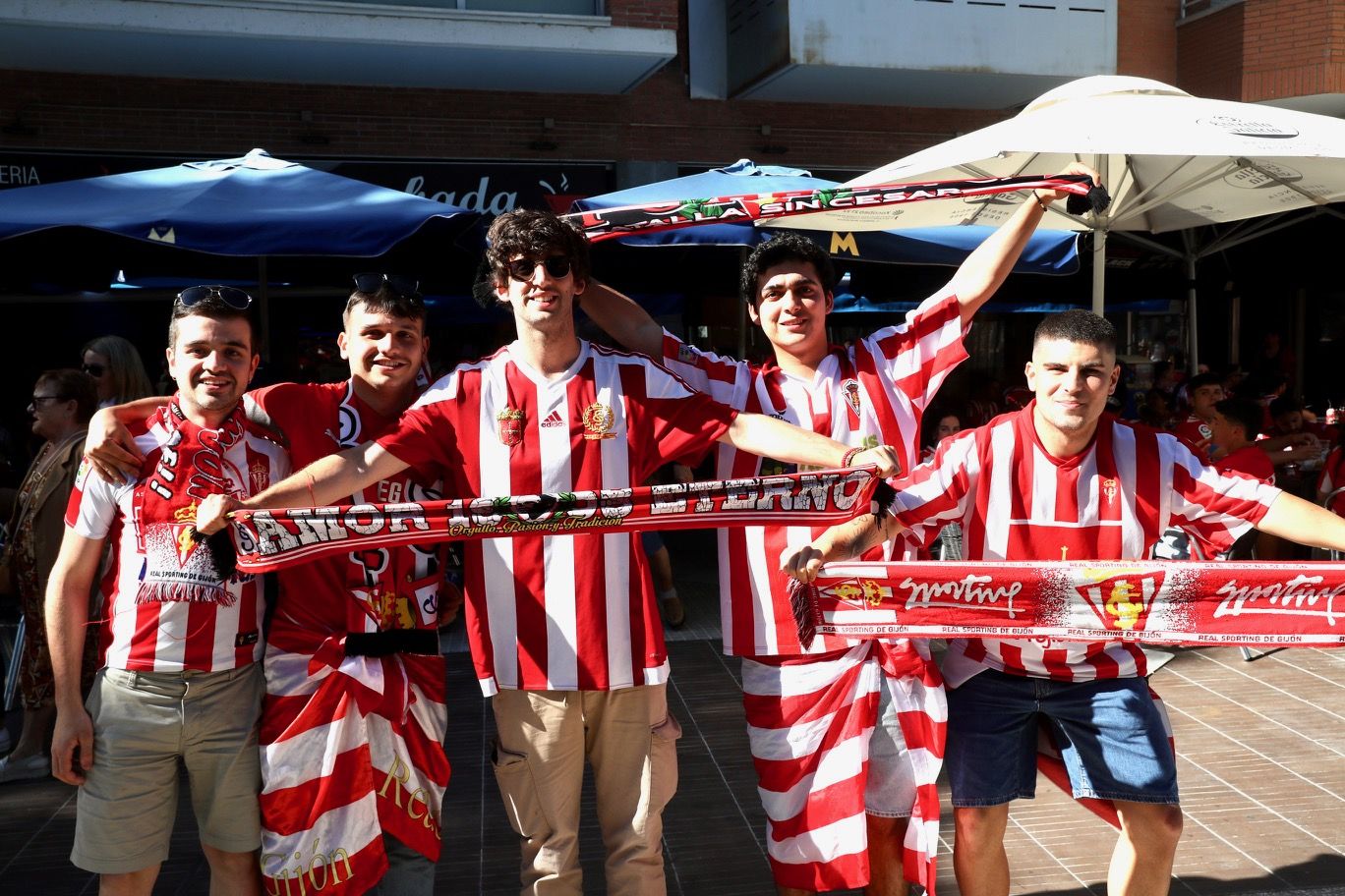 La grada rojiblanca se traslada a Cornellá: los ánimos de la afición del Sporting