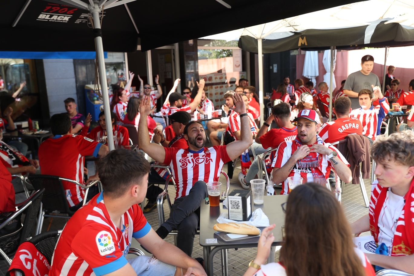 La grada rojiblanca se traslada a Cornellá: los ánimos de la afición del Sporting