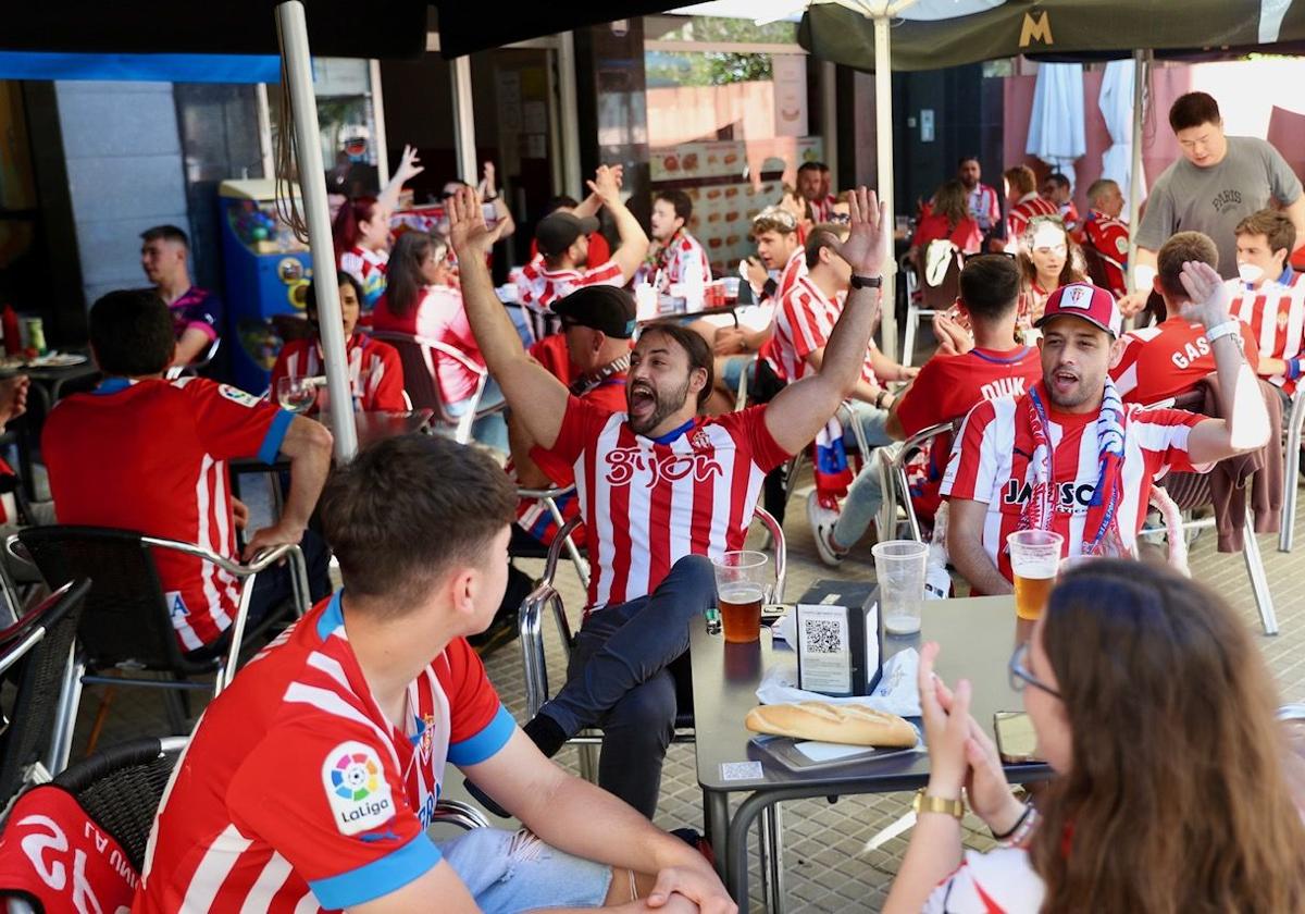 La grada rojiblanca se traslada a Cornellá: los ánimos de la afición del Sporting