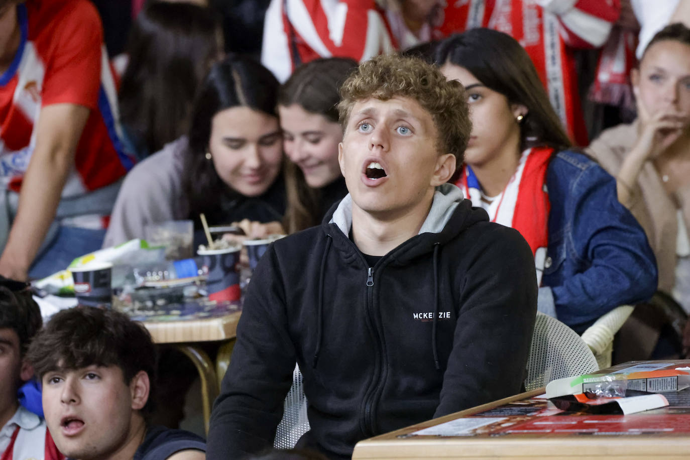 Nervios, tensión y tristeza: así se vivió el partido Espanyol - Sporting de Gijón en los aledaños de El Molinón