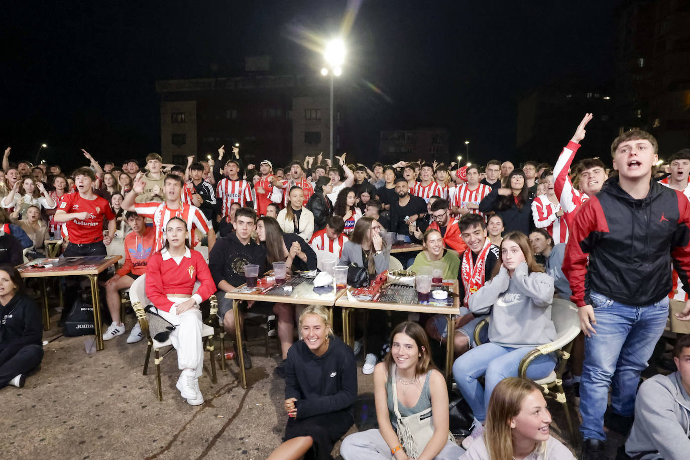 Nervios, tensión y tristeza: así se vivió el partido Espanyol - Sporting de Gijón en los aledaños de El Molinón