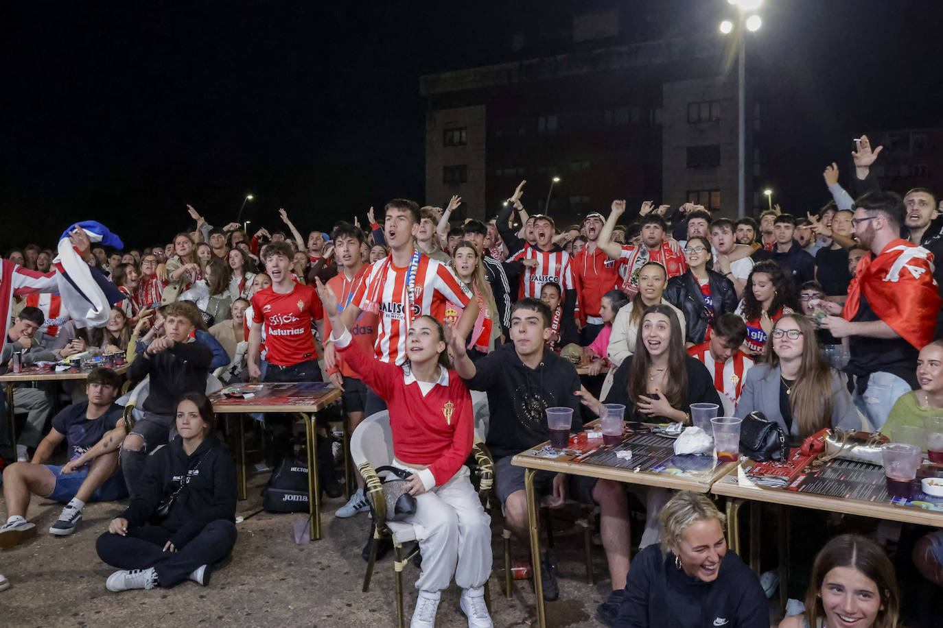 Nervios, tensión y tristeza: así se vivió el partido Espanyol - Sporting de Gijón en los aledaños de El Molinón