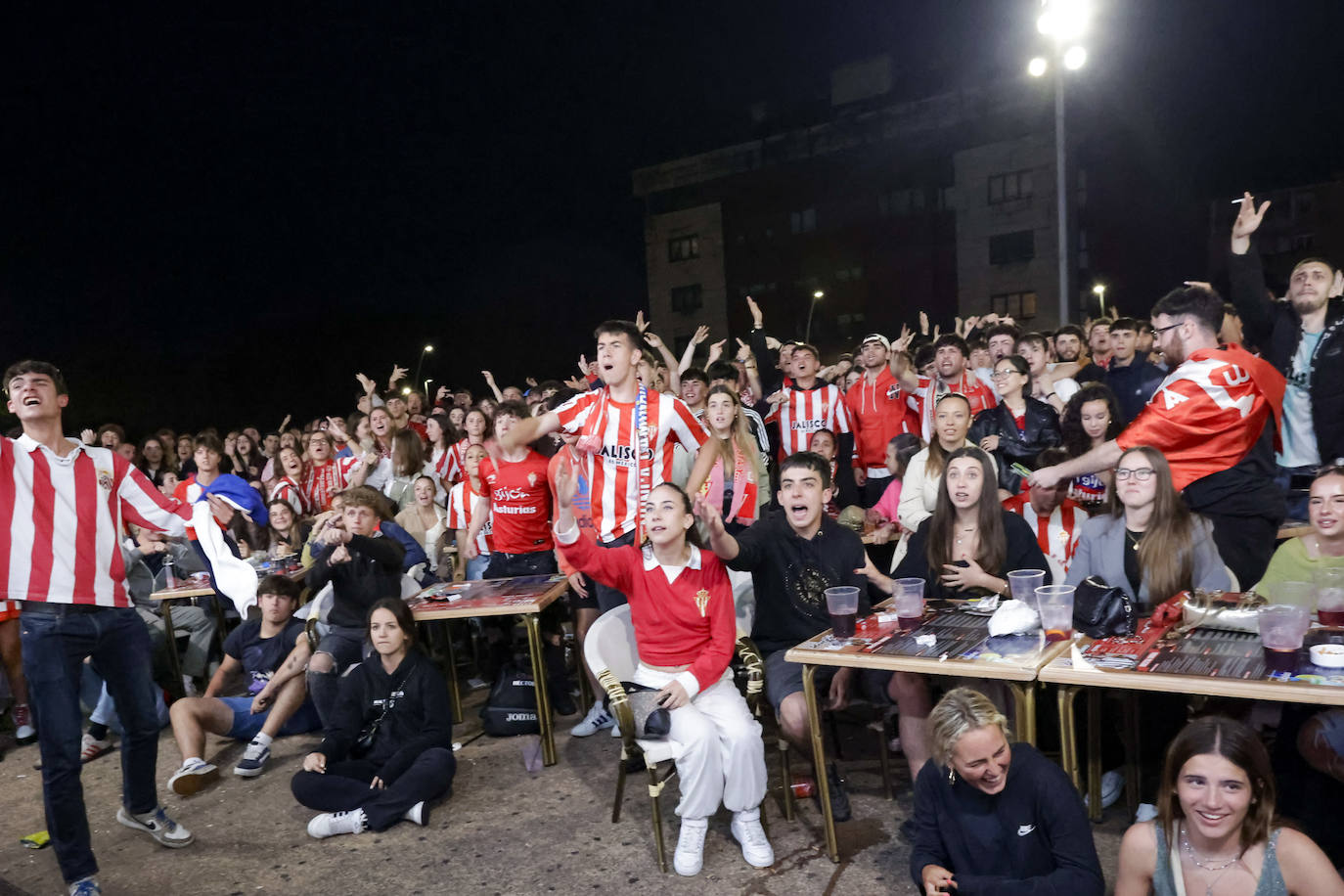 Nervios, tensión y tristeza: así se vivió el partido Espanyol - Sporting de Gijón en los aledaños de El Molinón