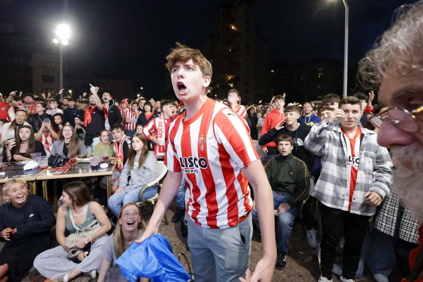 Nervios, tensión y tristeza: así se vivió el partido Espanyol - Sporting de Gijón en los aledaños de El Molinón