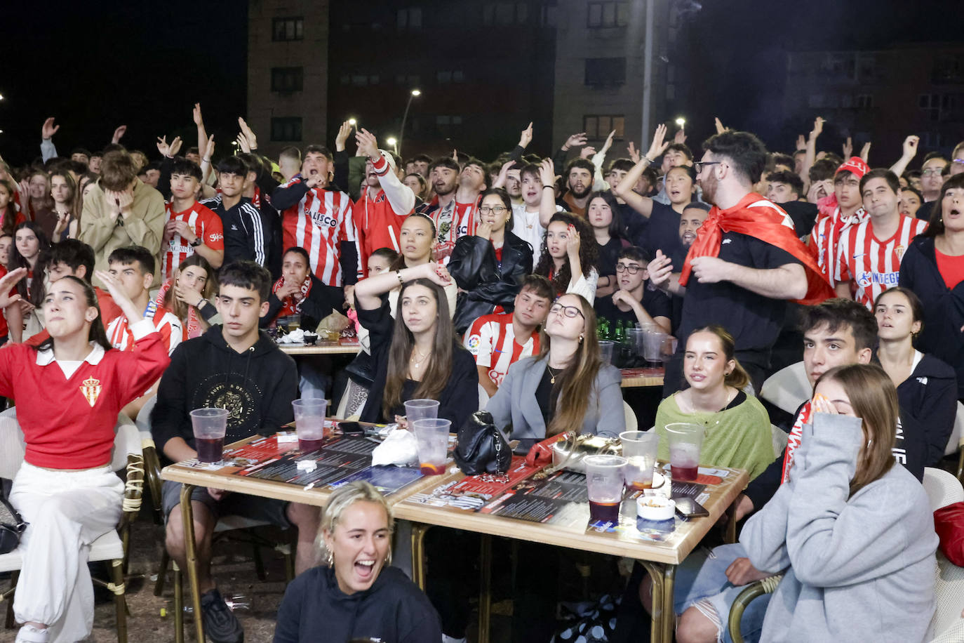 Nervios, tensión y tristeza: así se vivió el partido Espanyol - Sporting de Gijón en los aledaños de El Molinón