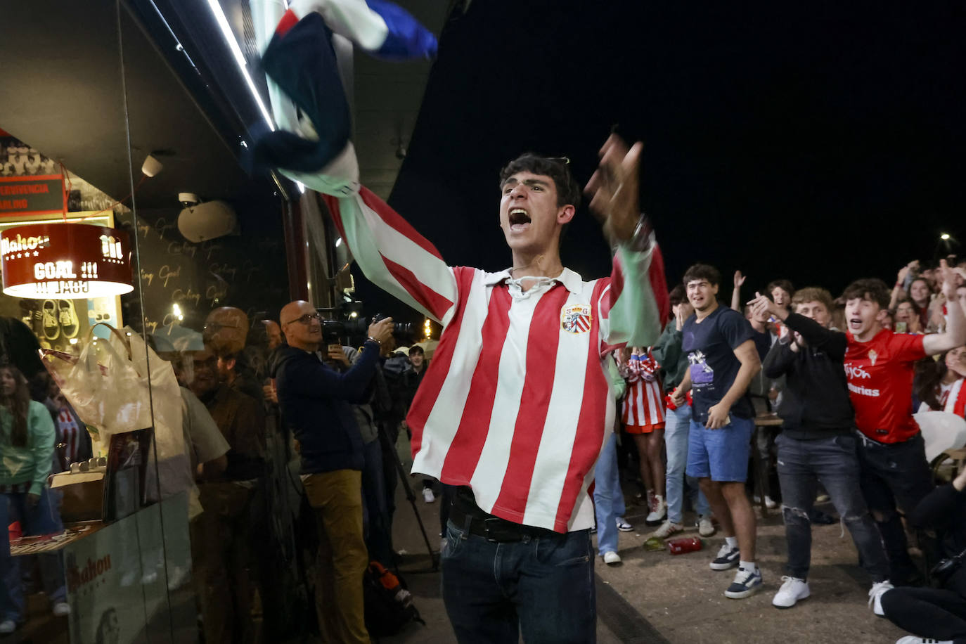 Nervios, tensión y tristeza: así se vivió el partido Espanyol - Sporting de Gijón en los aledaños de El Molinón