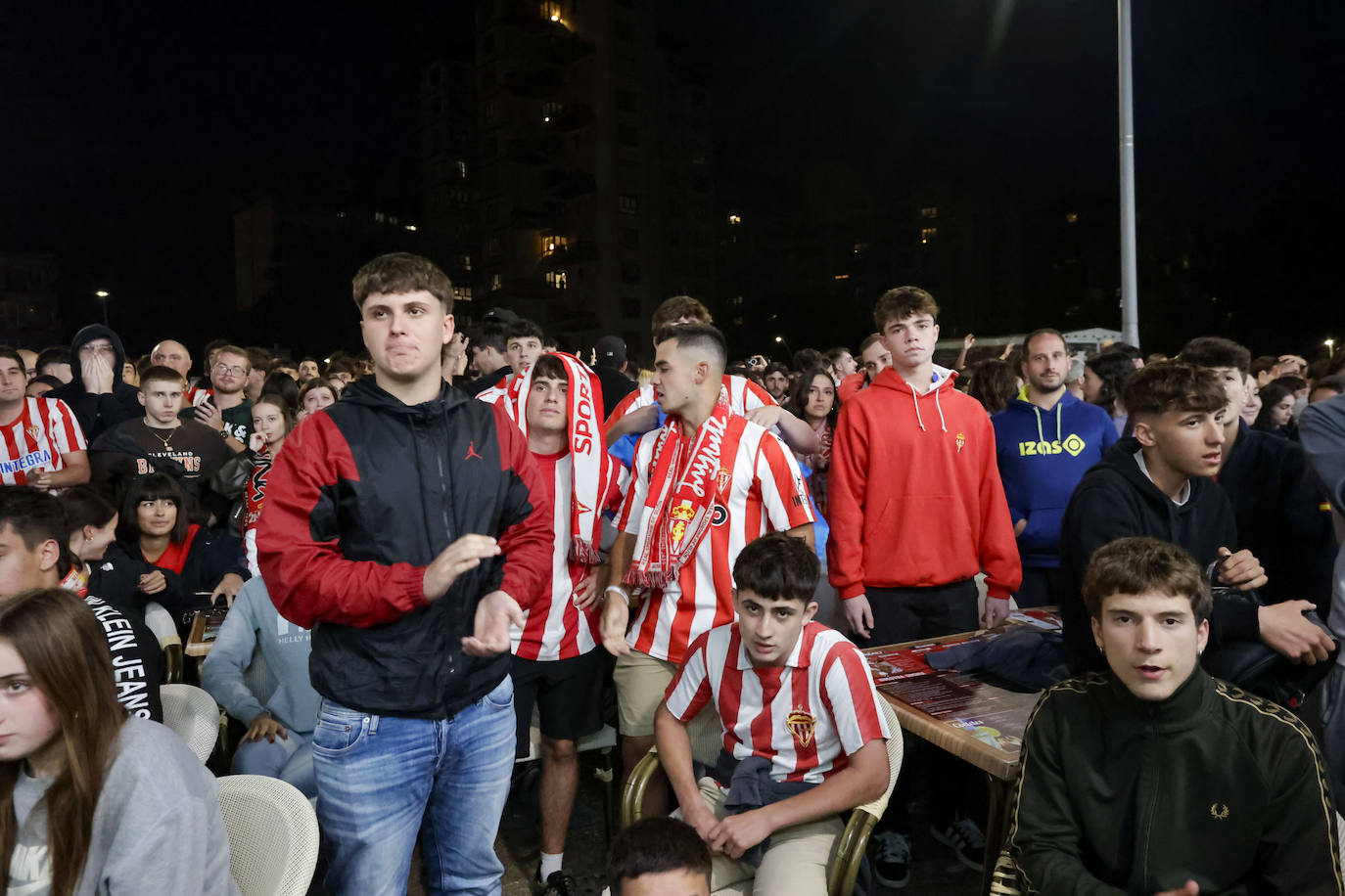 Nervios, tensión y tristeza: así se vivió el partido Espanyol - Sporting de Gijón en los aledaños de El Molinón