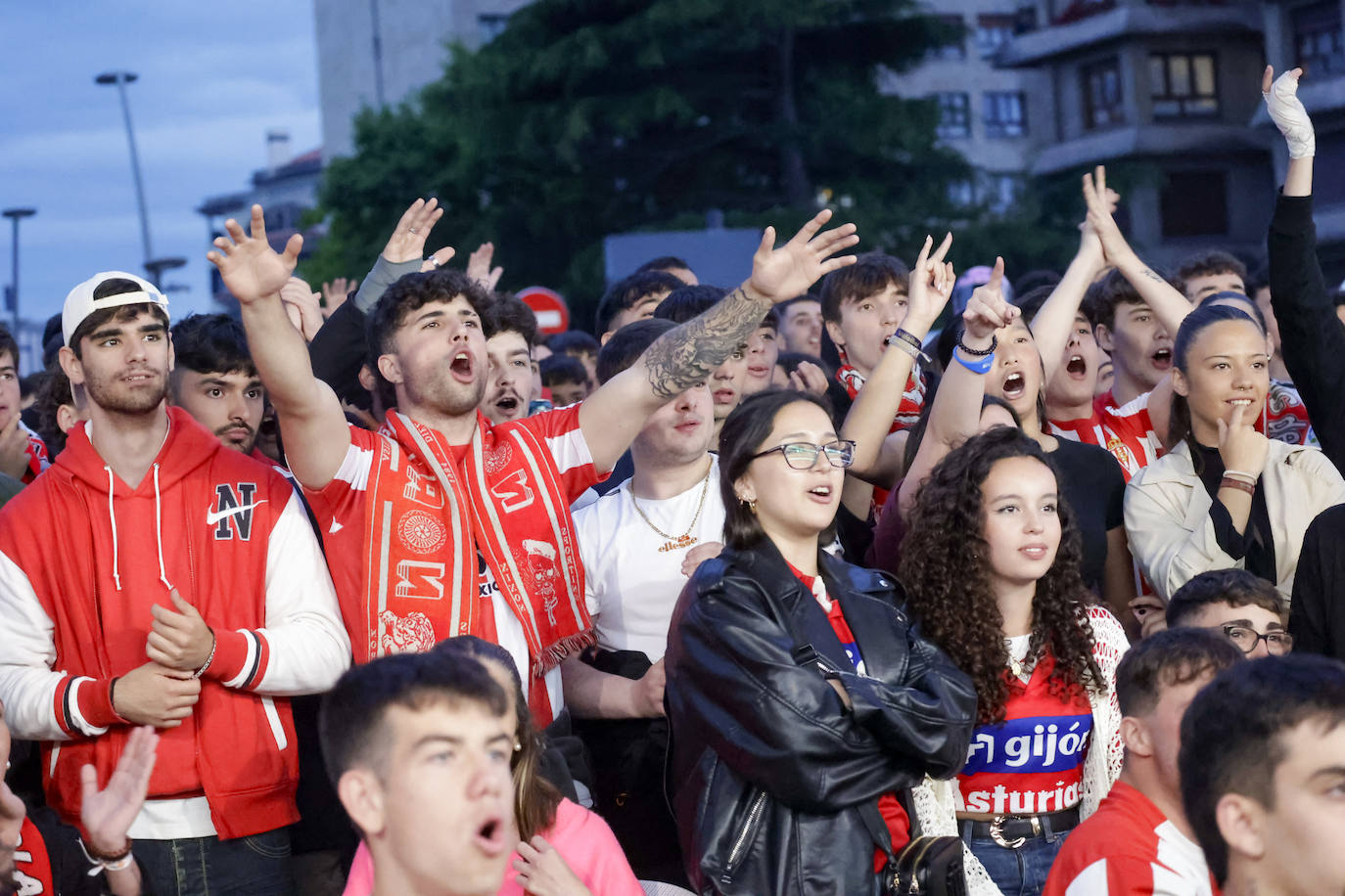 Nervios, tensión y tristeza: así se vivió el partido Espanyol - Sporting de Gijón en los aledaños de El Molinón