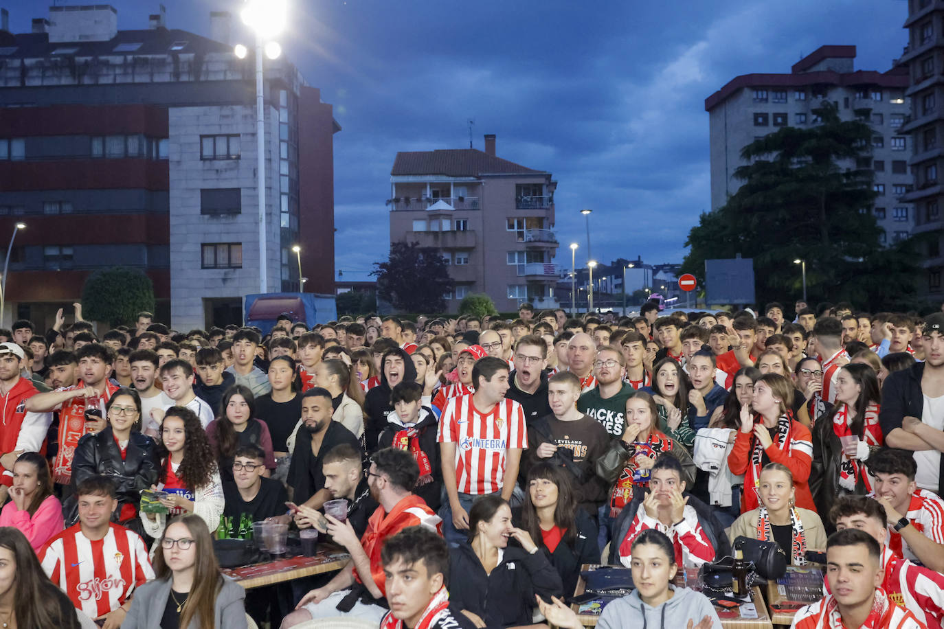 Nervios, tensión y tristeza: así se vivió el partido Espanyol - Sporting de Gijón en los aledaños de El Molinón