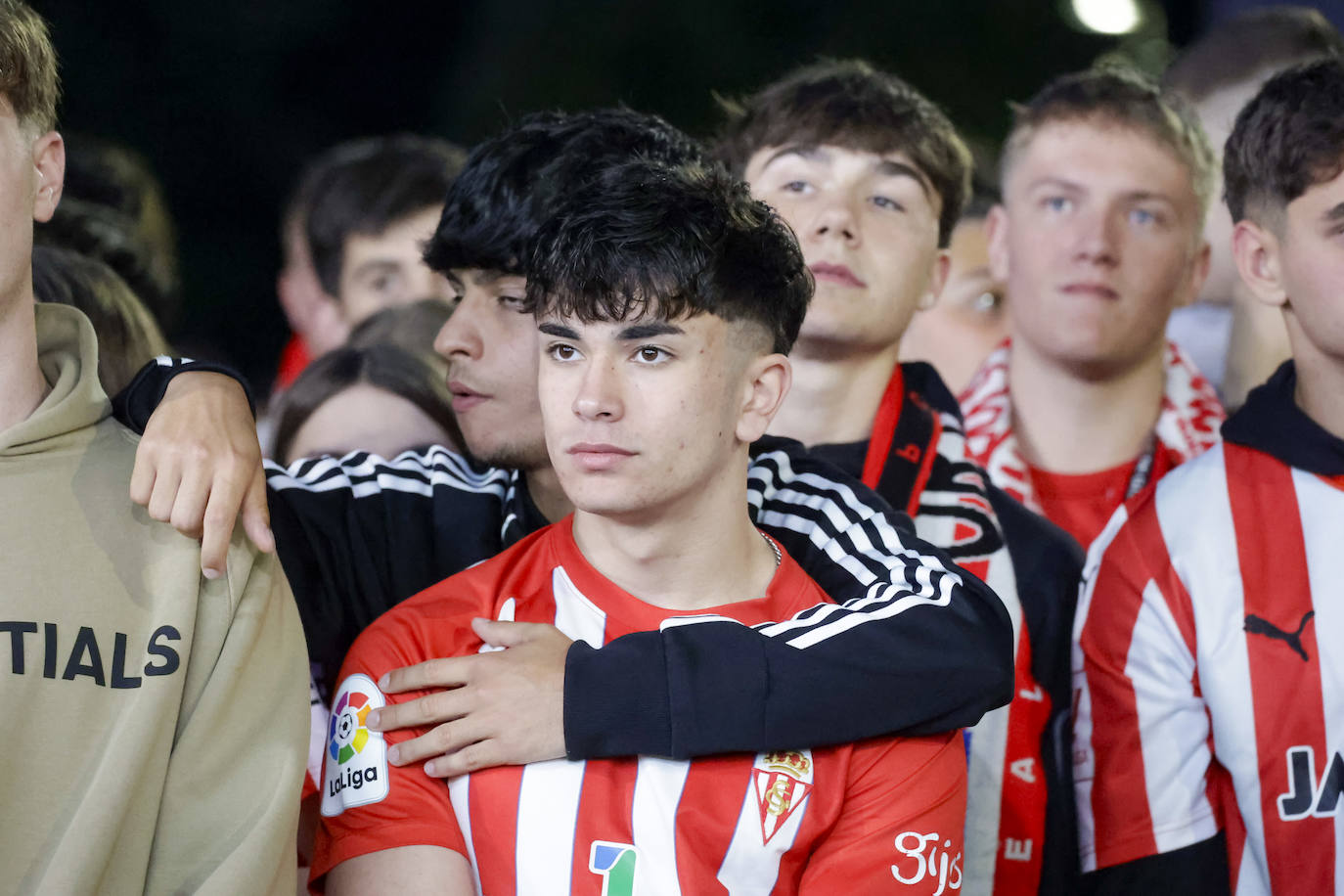 Nervios, tensión y tristeza: así se vivió el partido Espanyol - Sporting de Gijón en los aledaños de El Molinón