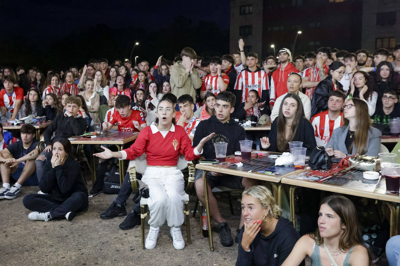 Nervios, tensión y tristeza: así se vivió el partido Espanyol - Sporting de Gijón en los aledaños de El Molinón