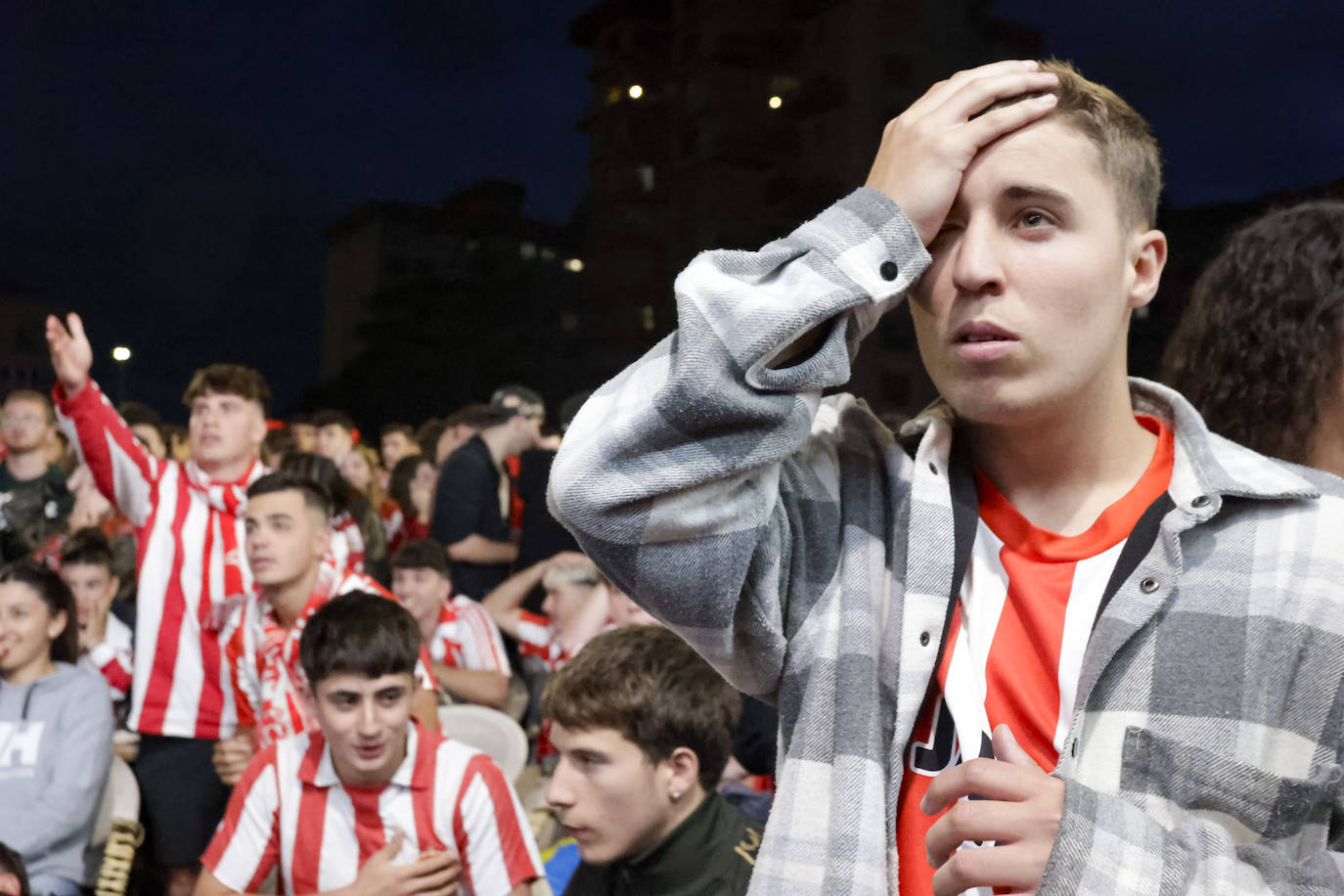 Nervios, tensión y tristeza: así se vivió el partido Espanyol - Sporting de Gijón en los aledaños de El Molinón