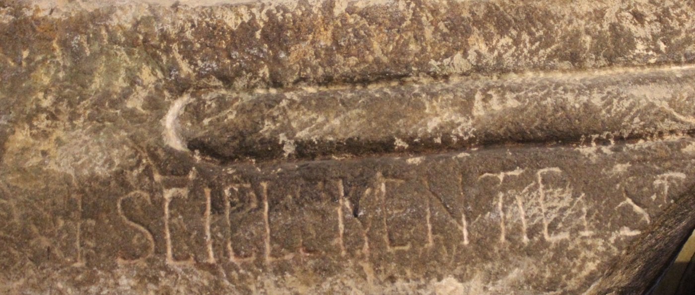 Epígrafe hallado en la iglesia de Felgueras (Lena) con la advocación a San Clemente, que podría pertenecer al templo original de Santa Cristina o a otro aún por localizar en su entorno.