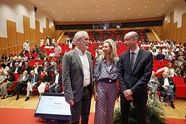 Aquilino Alonso, Beatriz López y Pablo García, al inicio del acto celebrado ayer en el HUCA con motivo de su décimo aniversario.