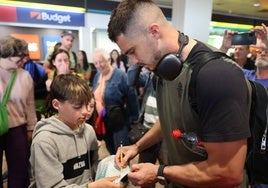 Yáñez firma un autógrafo en el Aeropuerto de Asturias.