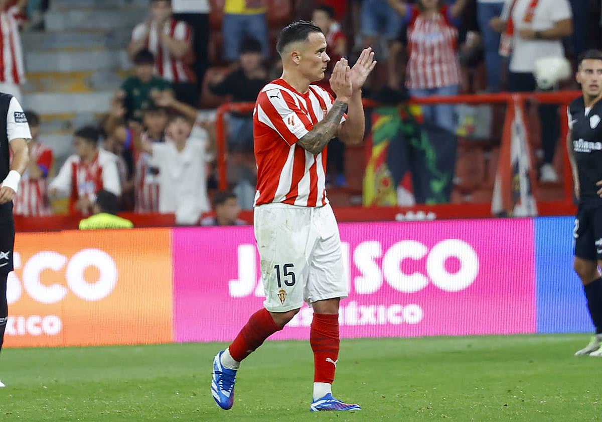 Roque Mesa, en un partido con el Sporting.