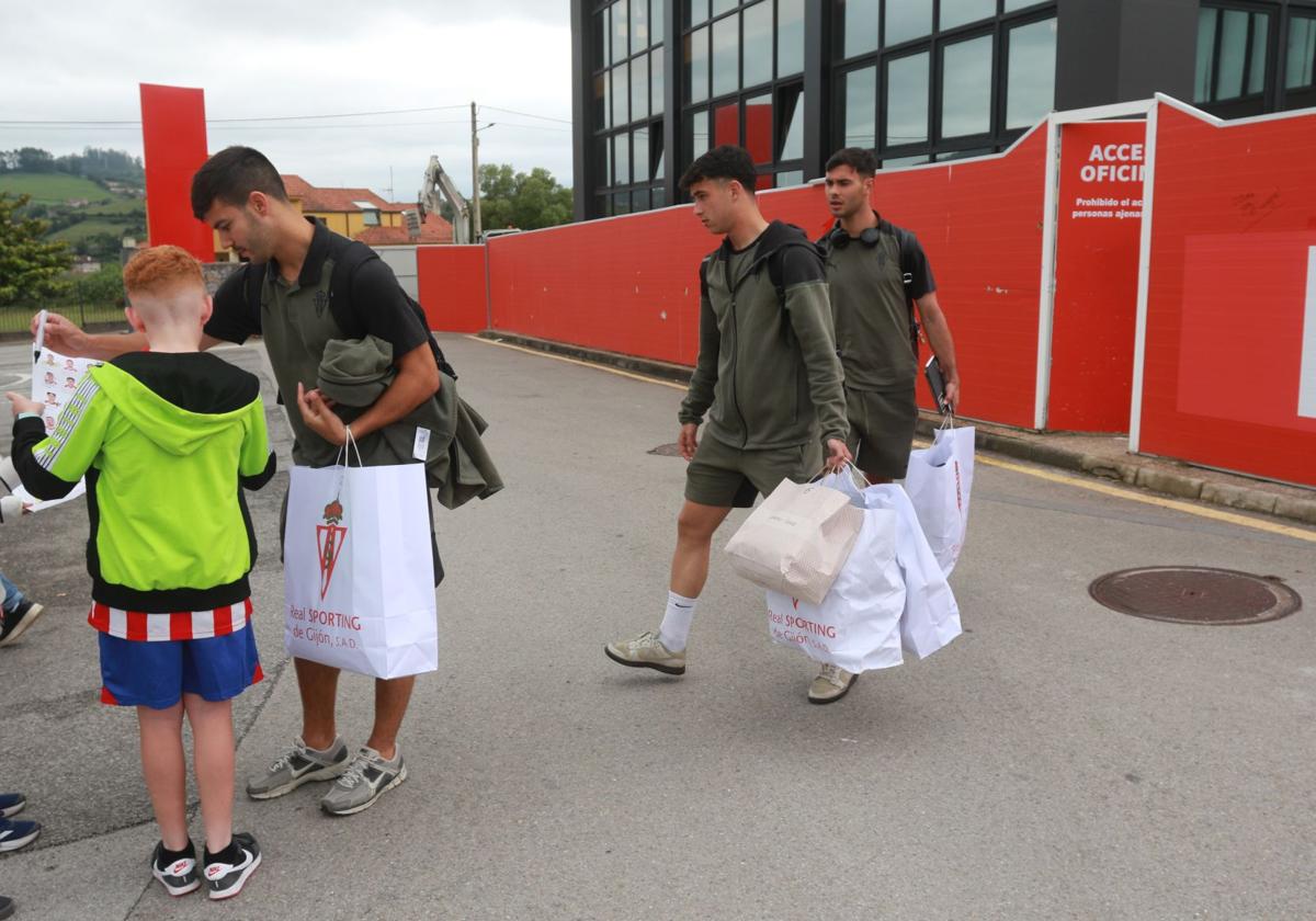 Los jugadores abandonan la Escuela de Mareo con sus pertenencias y parándose a sacarse fotos con los aficionados que se daban cita en las instalaciones del club.