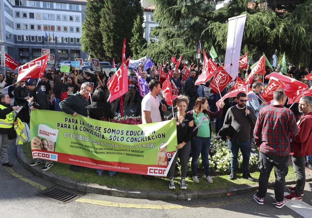 Asistentes a la concentración de docentes de la red de 0 a 3 años que tuvo lugar ante la sede de la Consejería de Educación.