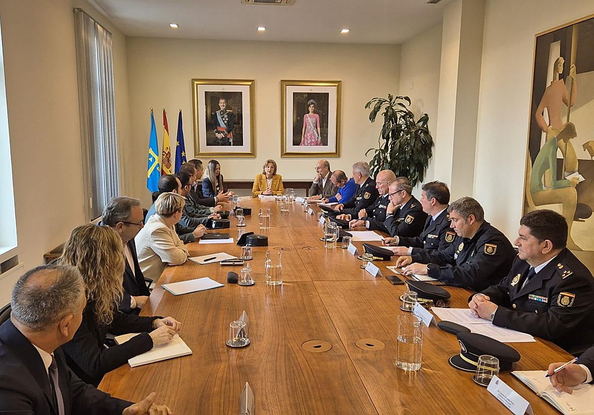 La delegada del Gobierno, Delia Losa, en la reunión para coordinar el dispositivo de seguridad de cara a la final del 'play off'.