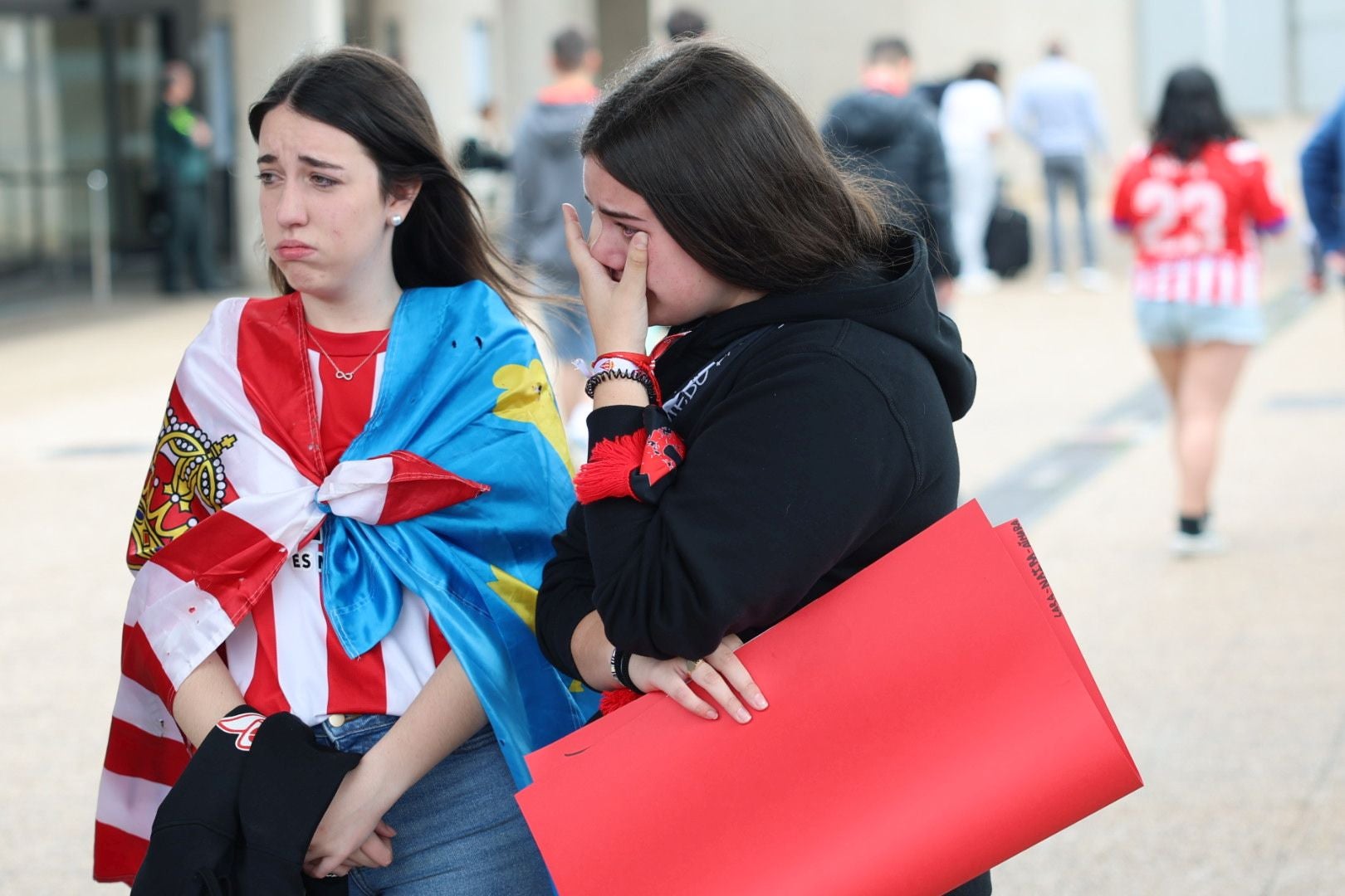 Aliento al Sporting en el aeropuerto de Asturias: así fue la calurosa bienvenida del club