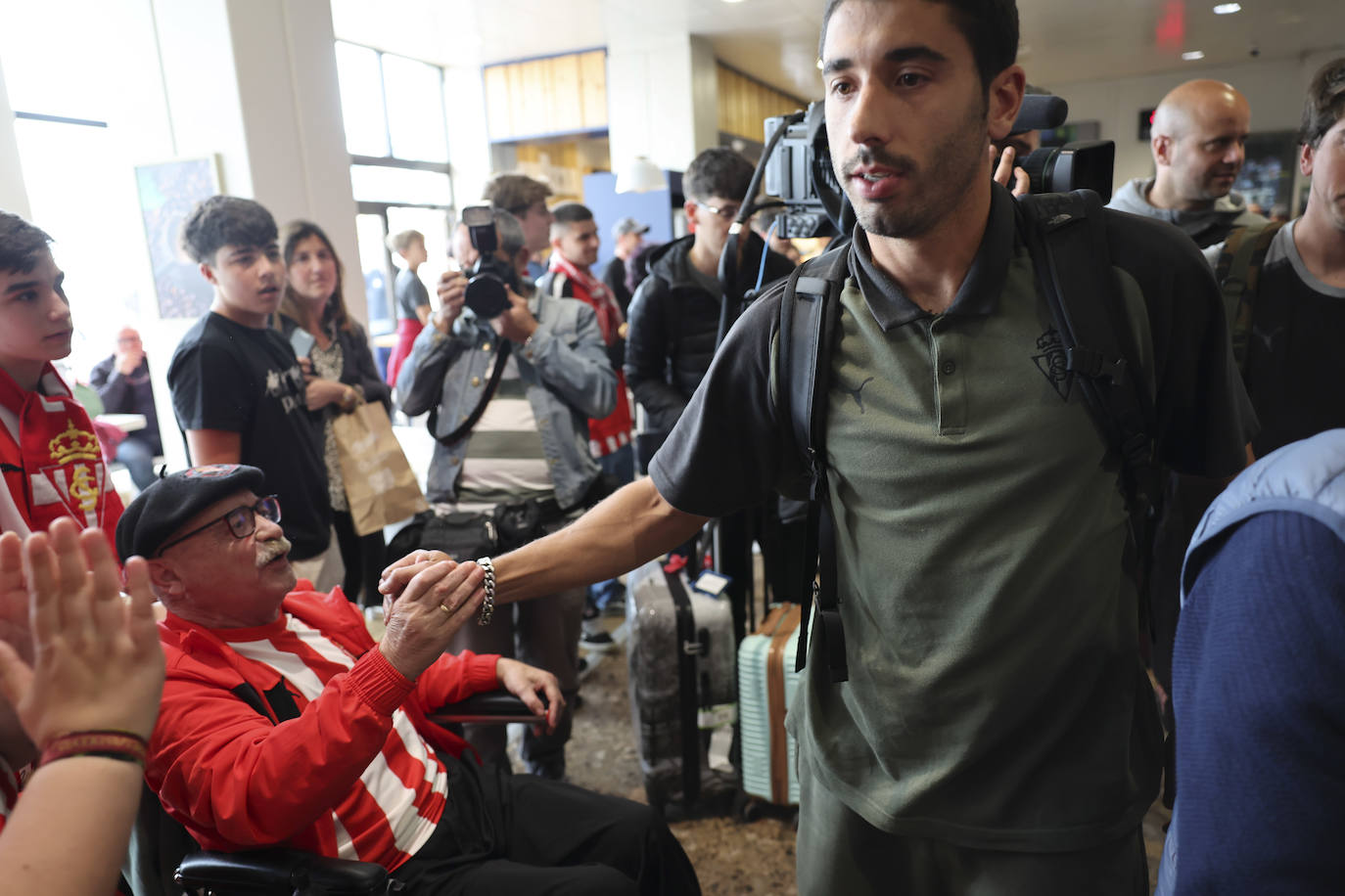 Aliento al Sporting en el aeropuerto de Asturias: así fue la calurosa bienvenida del club