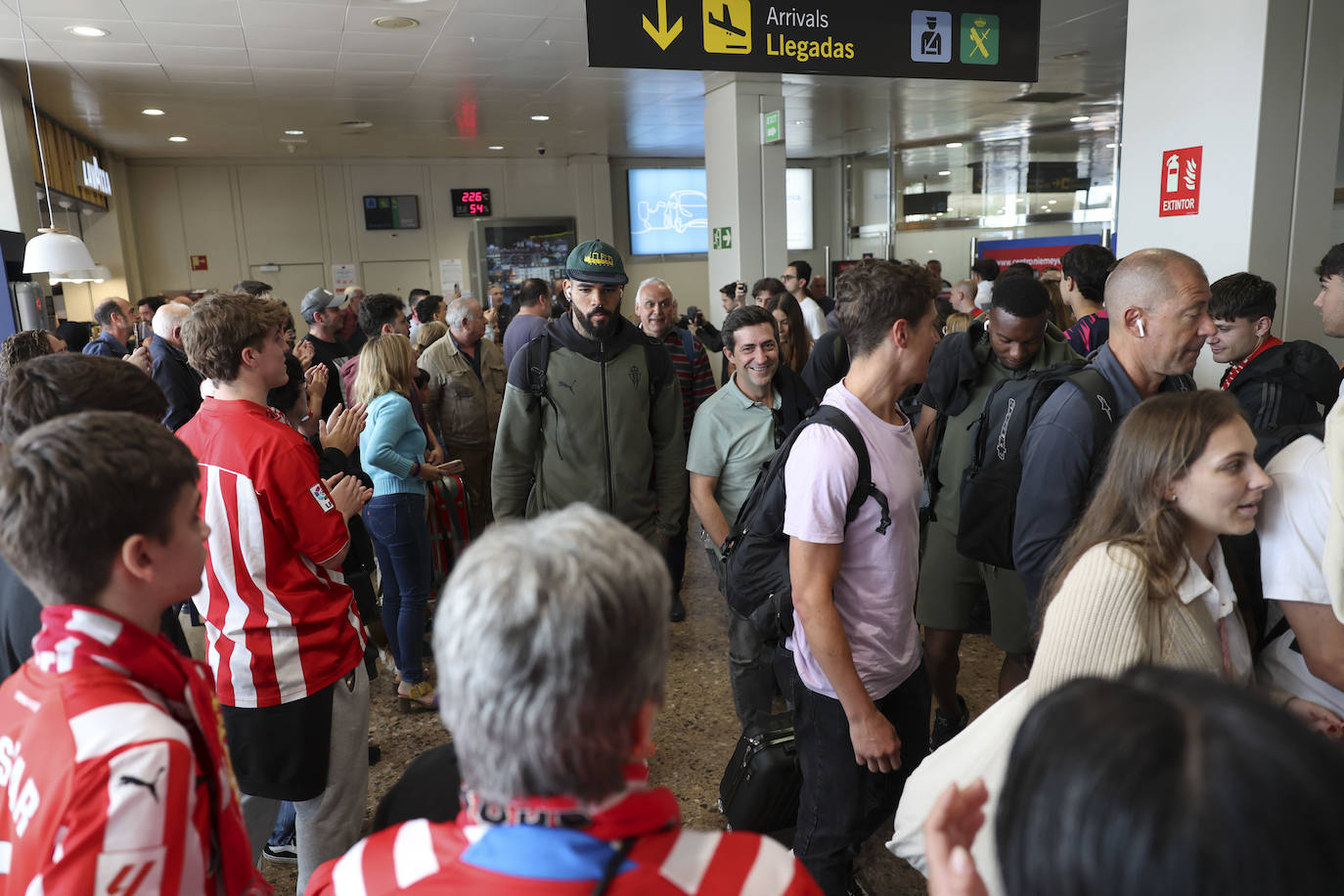 Aliento al Sporting en el aeropuerto de Asturias: así fue la calurosa bienvenida del club