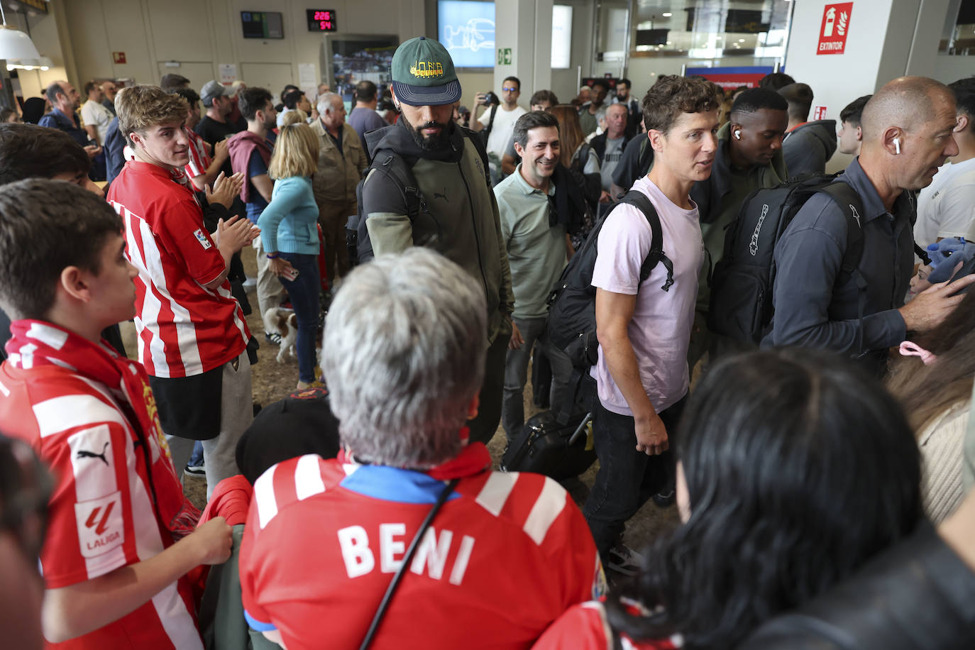 Aliento al Sporting en el aeropuerto de Asturias: así fue la calurosa bienvenida del club