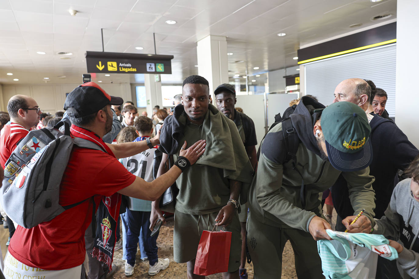 Aliento al Sporting en el aeropuerto de Asturias: así fue la calurosa bienvenida del club