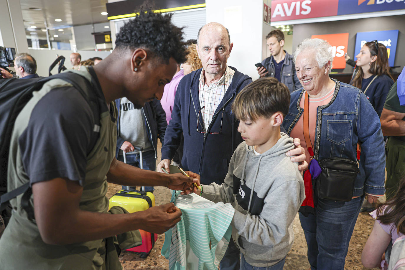 Aliento al Sporting en el aeropuerto de Asturias: así fue la calurosa bienvenida del club