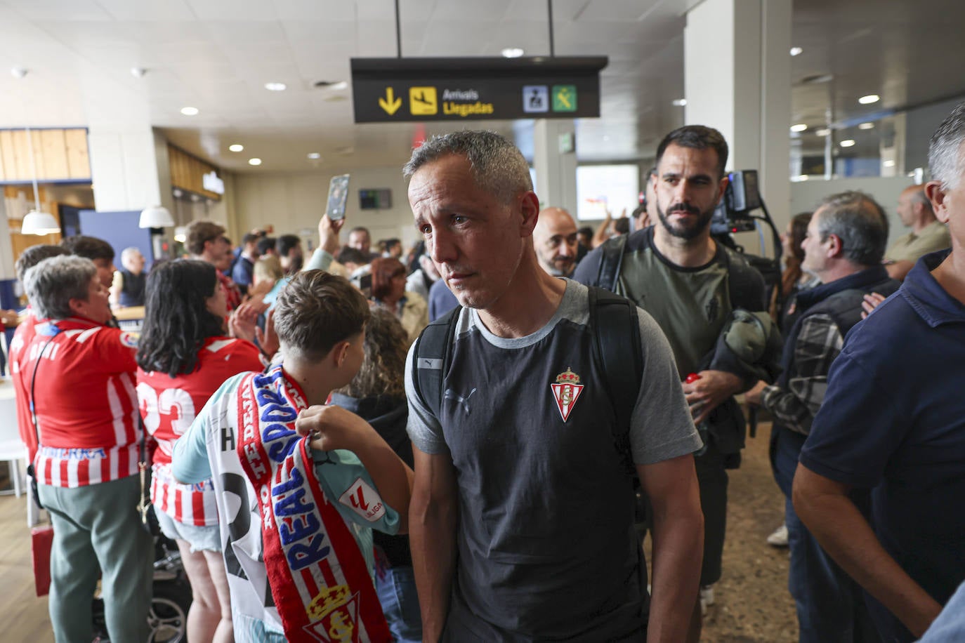 Aliento al Sporting en el aeropuerto de Asturias: así fue la calurosa bienvenida del club