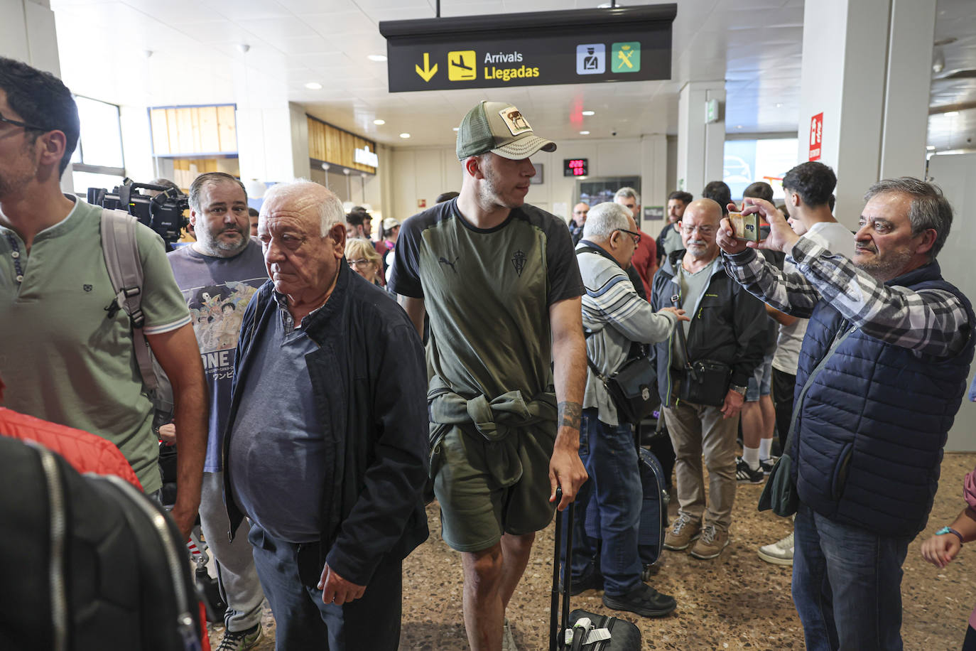 Aliento al Sporting en el aeropuerto de Asturias: así fue la calurosa bienvenida del club