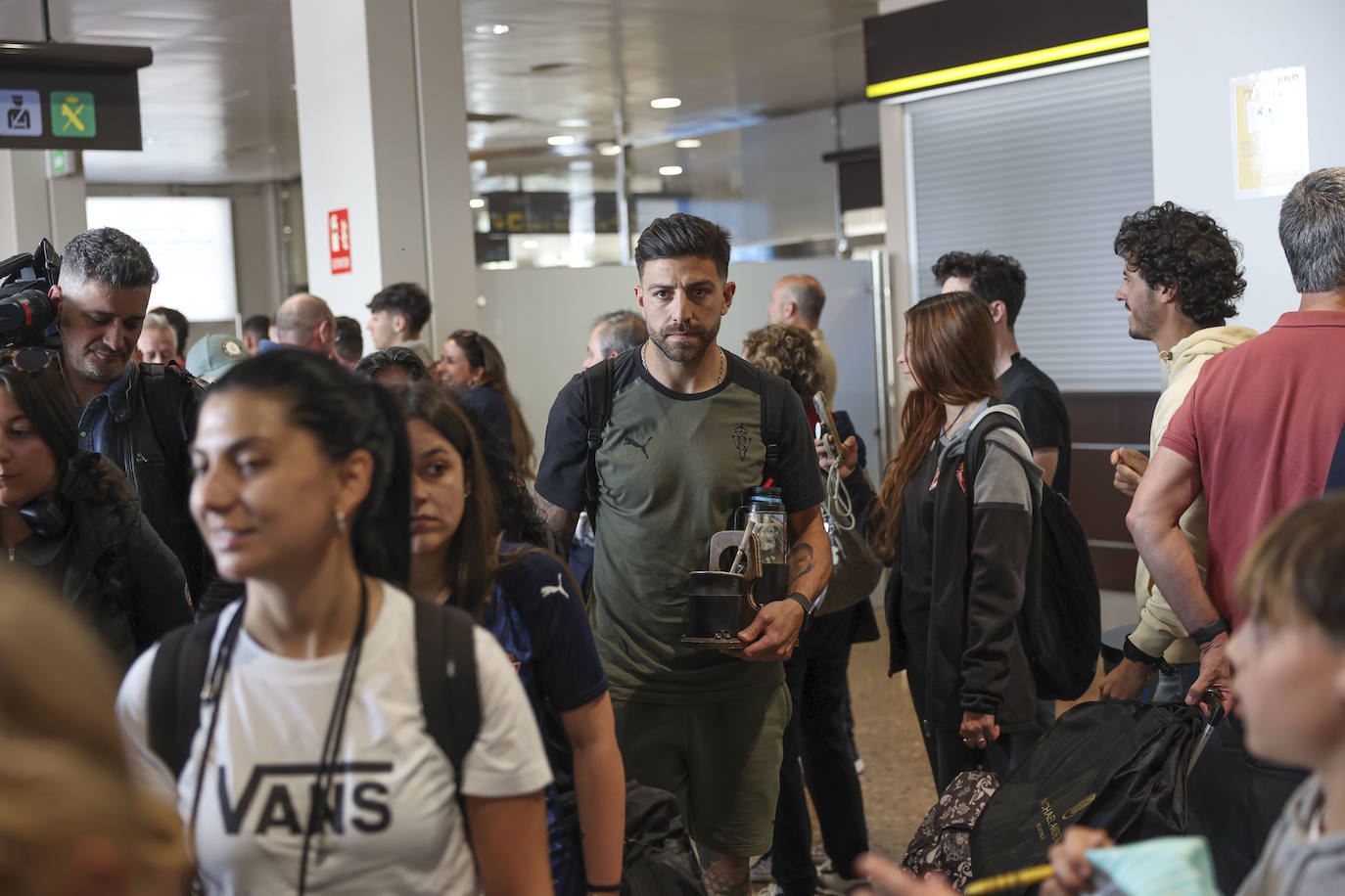 Aliento al Sporting en el aeropuerto de Asturias: así fue la calurosa bienvenida del club