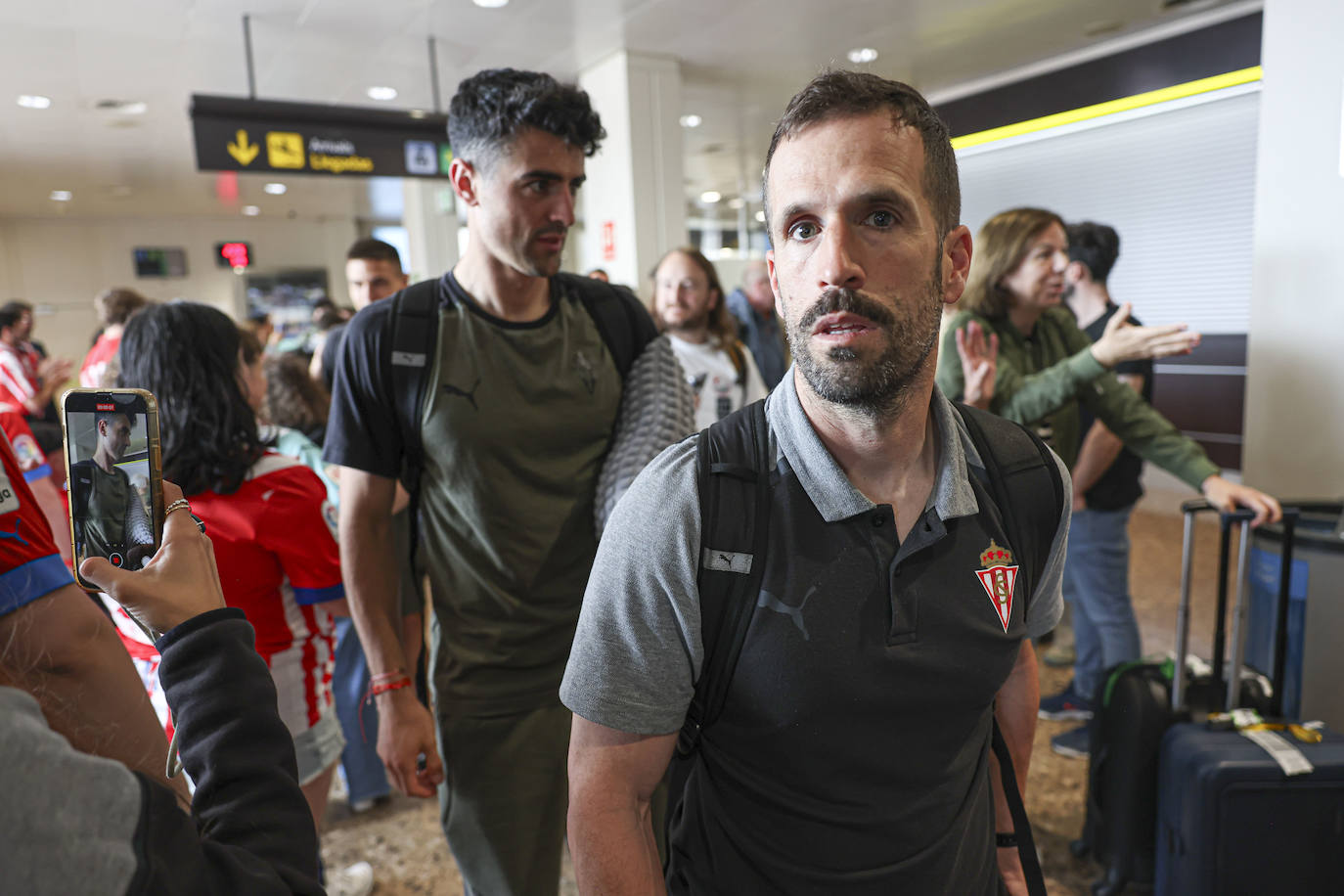 Aliento al Sporting en el aeropuerto de Asturias: así fue la calurosa bienvenida del club