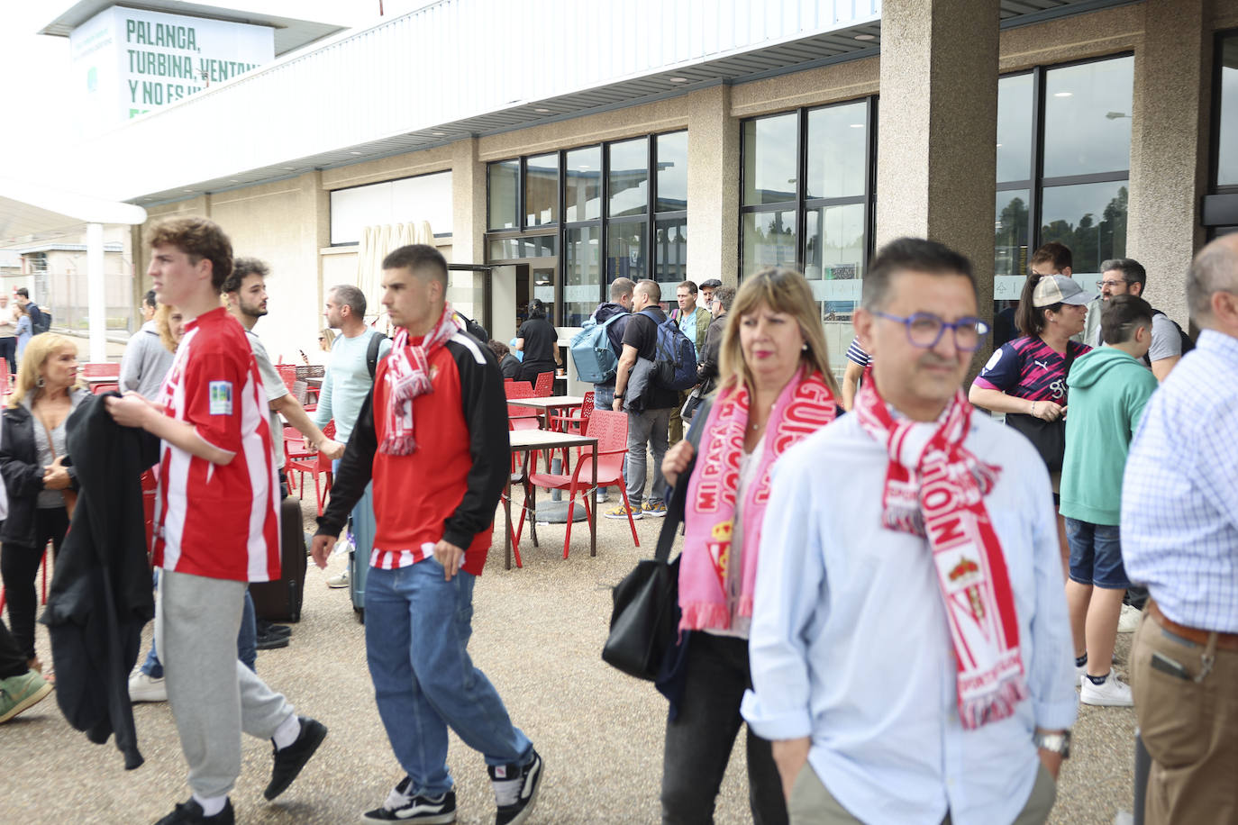 Aliento al Sporting en el aeropuerto de Asturias: así fue la calurosa bienvenida del club