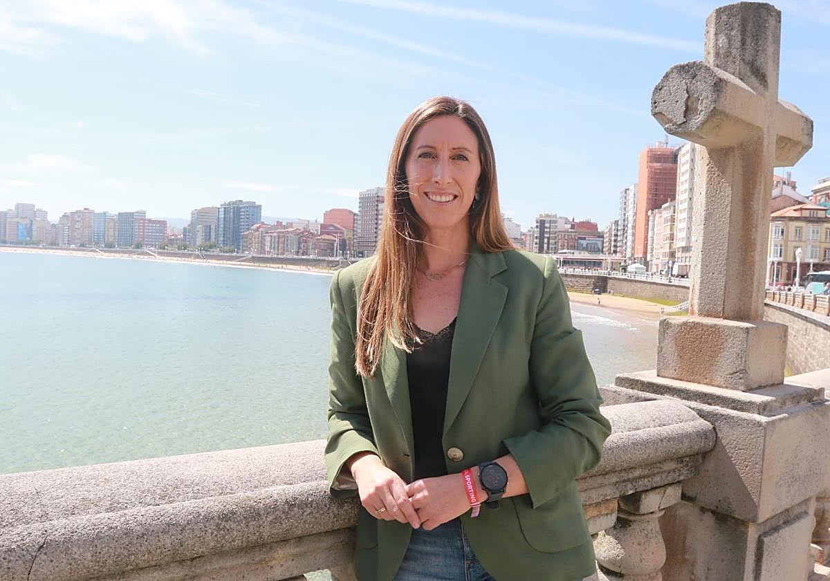 La vicealcaldesa, Ángela Pumariega, en el paseo del Muro, con la playa de San Lorenzo al fondo, uno de los principales atractivos turísticos de la ciudad.