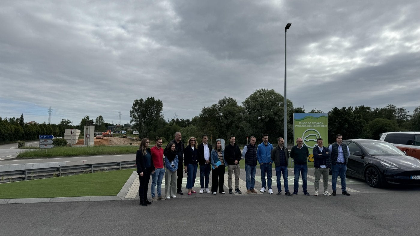 La delegación del Colegio de Ingenieros de Caminos de Madrid con el alcalde, ediles y técnicos municipales, junto a las obras.